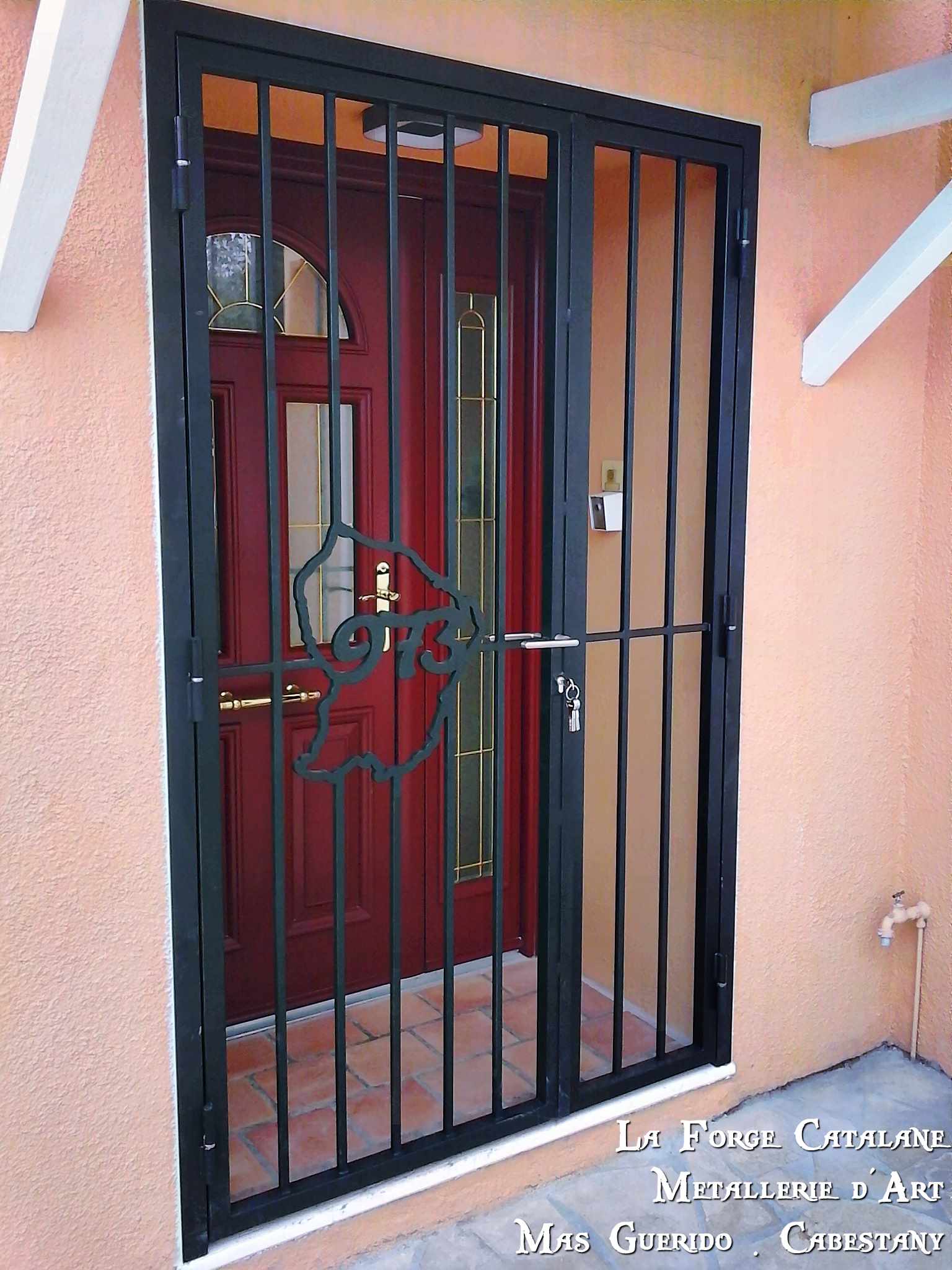 grille protection articulee decoupe laser motif central serrure 3 points forge catalane 2.jpg